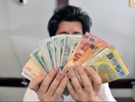   اليوان يحوم حول ذروة العام 2023  والأسهم الصينية تتحرك بطريقة حذرة