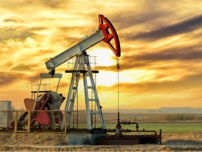 النفط يرتفع بعد نفي الرئيس الاميركي بحث تخفيف العقوبات على إيران
